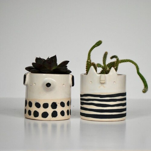 Кашпо на ножках в ручной лепке фото 15